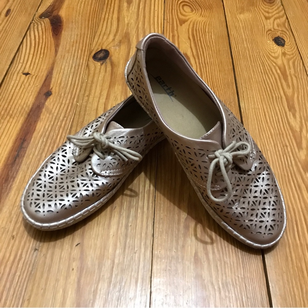 Earth Origins Rose Gold Pink Metallic Cut Put Sneakers, EUC, 9.5